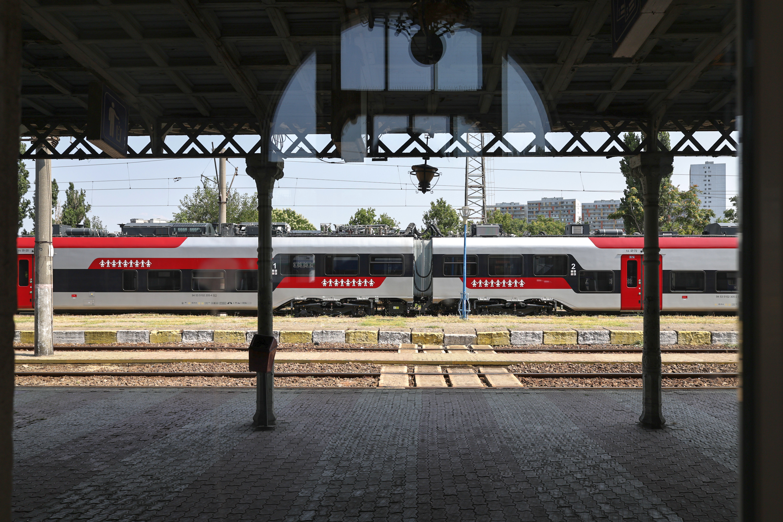 Gara-fantomă din București: dezastru total, cinci trenuri vin și pleacă, iar călătorii așteaptă micii calzi „La pierde tren”