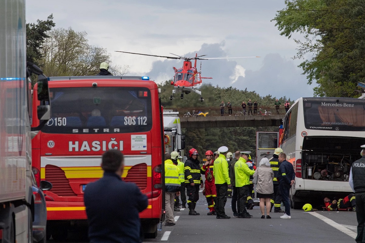 Șofer român de TIR șocat când a coborât din cabină, un autocar a intrat în camionul lui cu 100 km/h, în Slovacia. Un mort și 59 de răniți