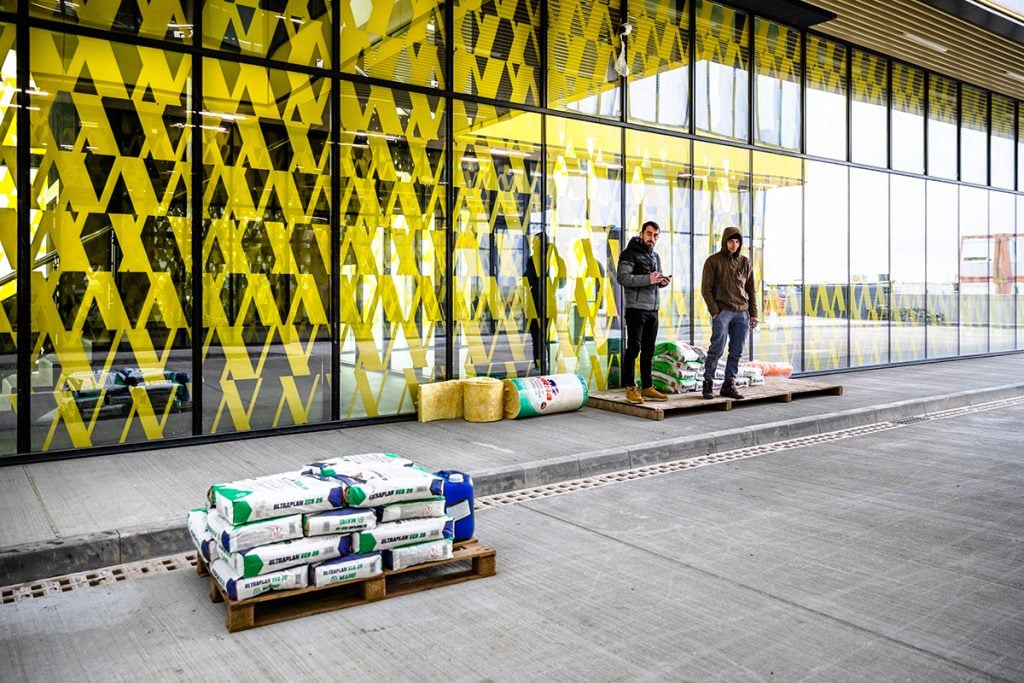 IMAGINI. Cum arăta acum un an aeroportul neterminat din Brașov și cum au reușit să-l finalizeze. Este primul aeroport nou din România din ultimii 50 de ani