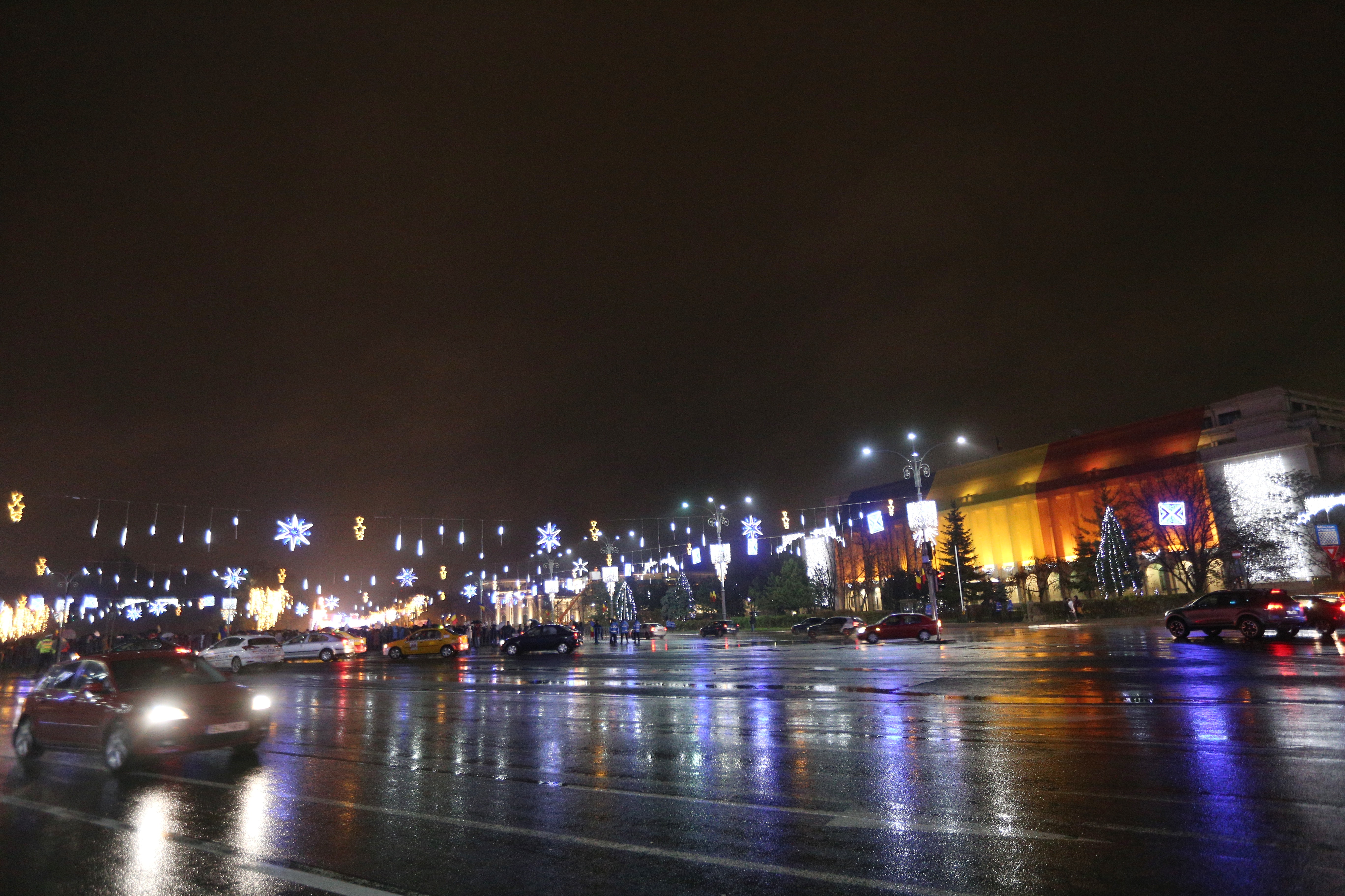 UPDATE. Protest în Piața Victoriei, de 1 Decembrie. Peste 2.000 de oameni s-au adunat la Guvern - VIDEO