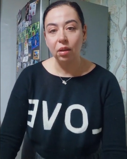 Mesajul transmis de Oana Roman de ziua ei: „O aniversare fără mama pe Pământ, dar în Cer”. A împlinit 48 de ani și a primit flori la prima oră