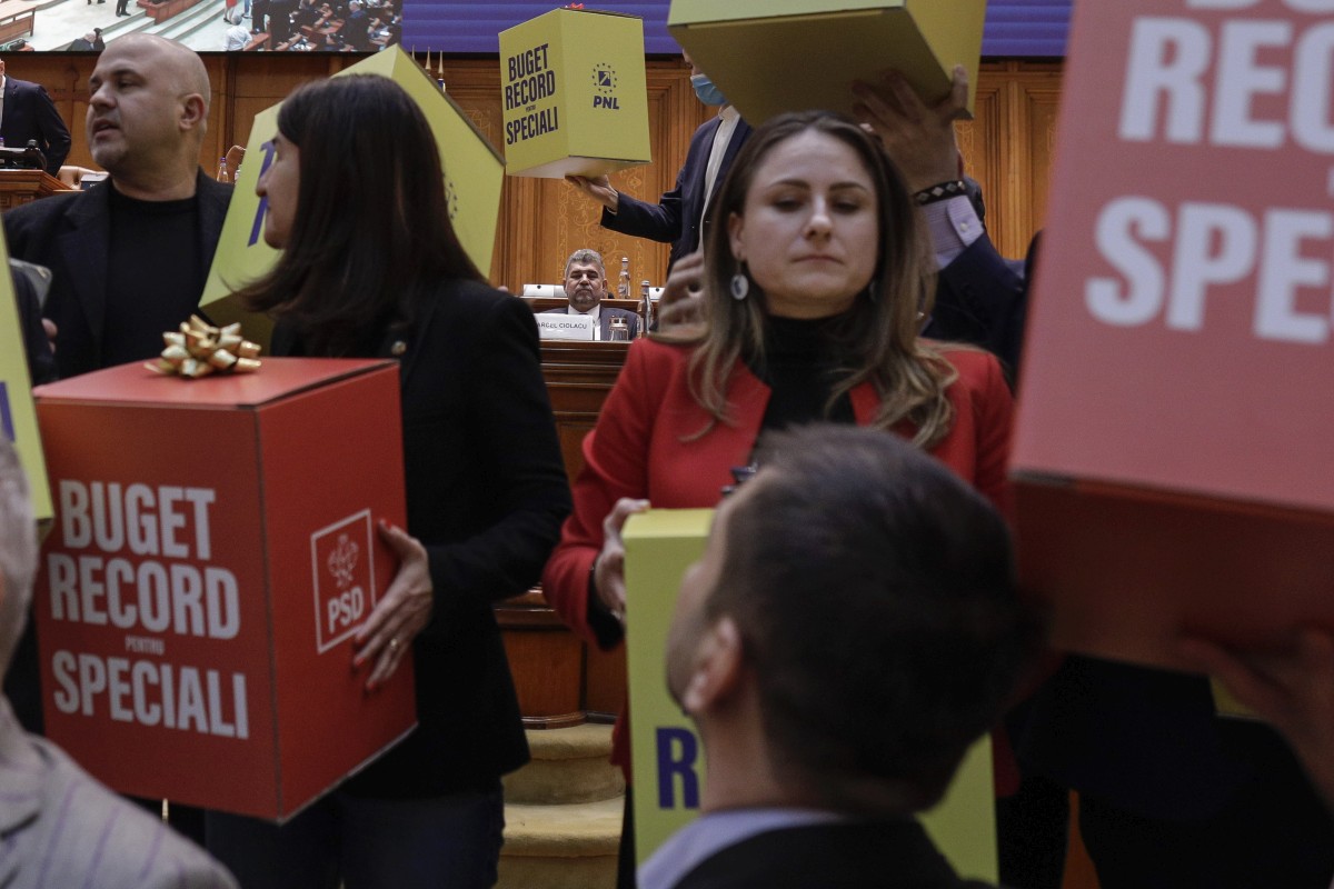 Discursul lui Ciolacu de la dezbaterea bugetului, întrerupt de protestul AUR și USR: „Inadmisibil ca românii să plătească taxe noi”