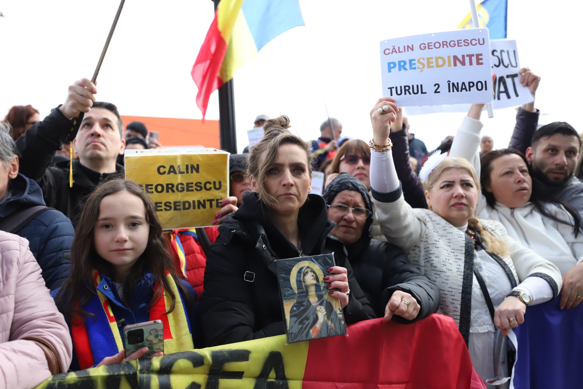 Călin Georgescu, în fața judecătorilor de la Înalta Curte. Susținătorii lui au venit cu porumbei albi și flori: „Pace, credință și iubire”