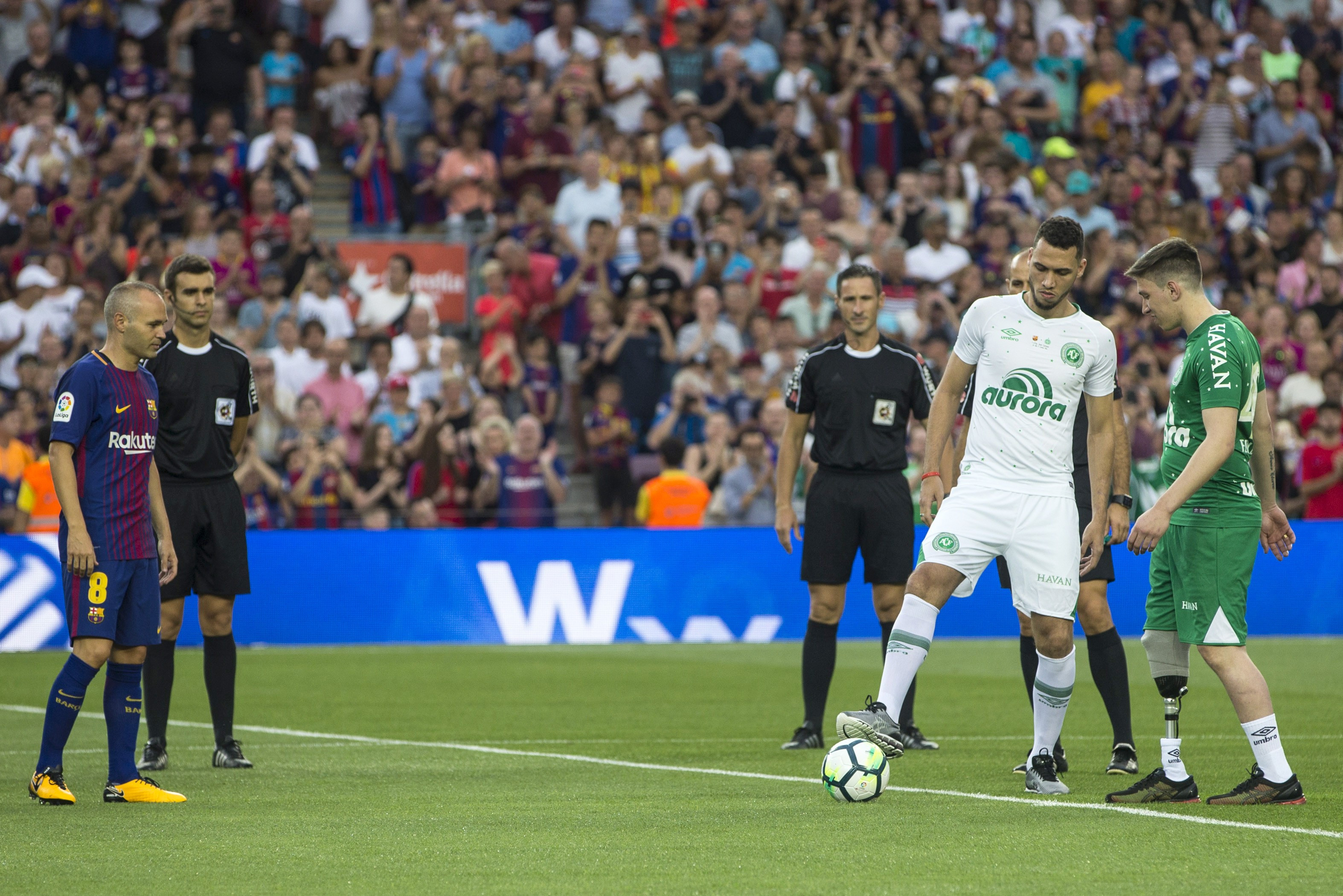 Momente emoționante la amicalul dintre Barcelona și Chapecoense. Cu cine a făcut Messi schimb de tricouri | VIDEO