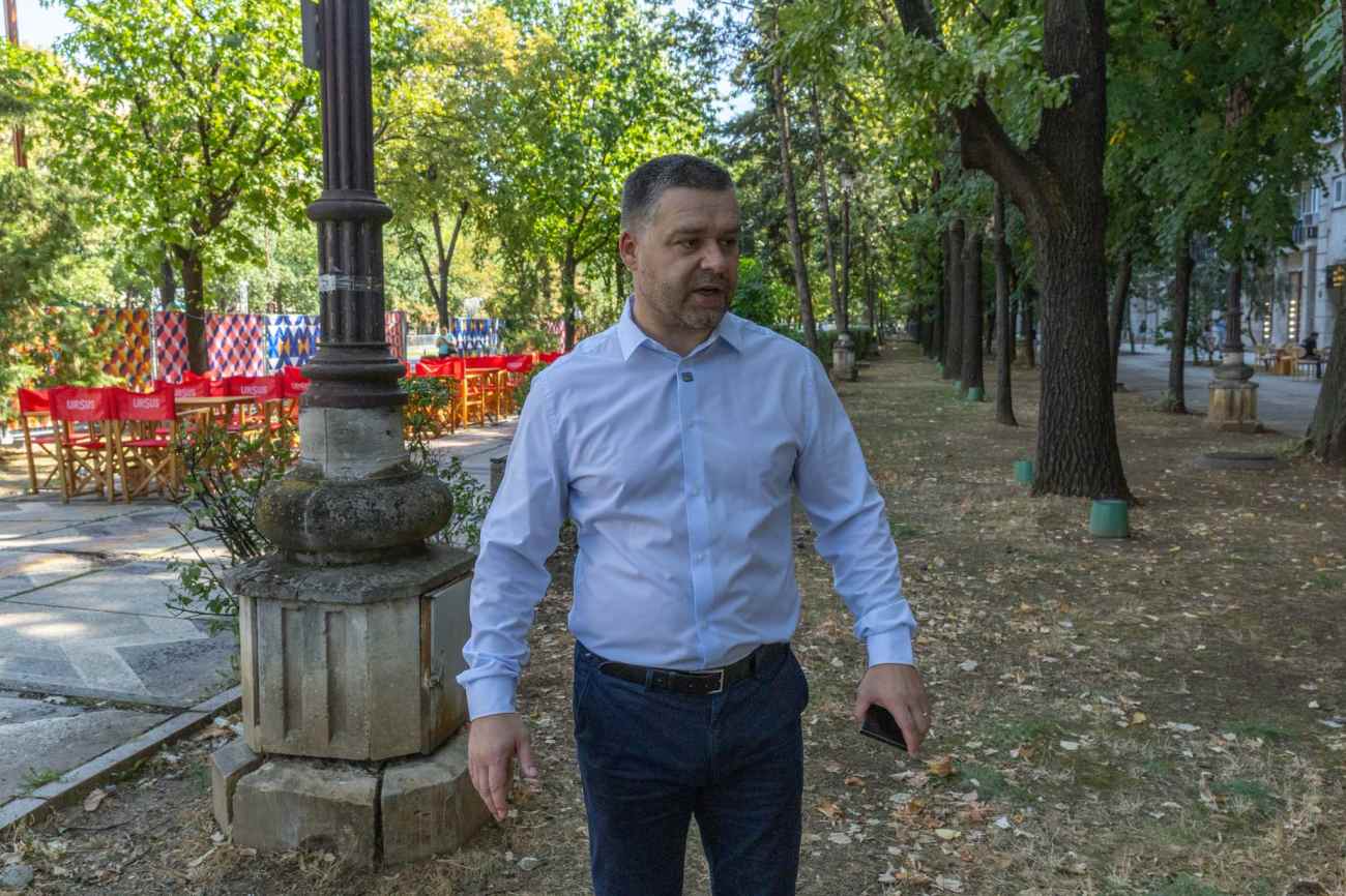 Ciprian Ciucu a mers 7 kilometri pe jos în București și l-a sunat pe primarul Vlad Popescu Piedone: „Nu vom mai avea trotuare pline de mașini în centru”