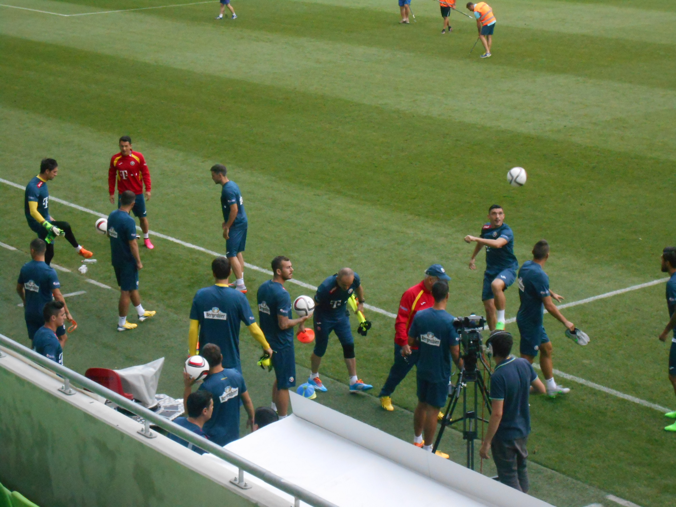 PREL. EURO 2016, UNGARIA - ROMÂNIA (vineri, ora 21.45, TVR 1). Antrenorul lor ar fi mulțumit cu o remiză. ”Îi respect punctul de vedere”, a glumit Iordănescu. ”Știu 50% din echipă! Cealaltă jumătate depinde de cum dorm la noapte”. ^Mesaj pentru Hagi: ”Una e să pregătești Viitorul, altă treabă e naționala”. ECHIPA PROBABILĂ