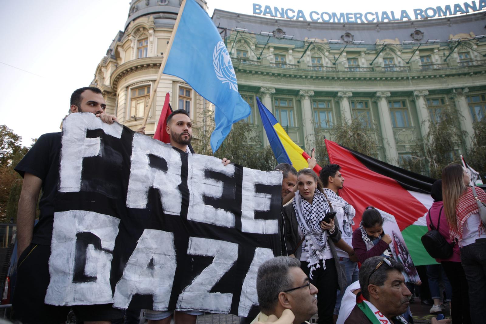 „Suntem aici pentru civili, nu pentru Hamas!” Protest pro Palestina în București. Astfel de manifestații au fost interzise în alte țări din Europa