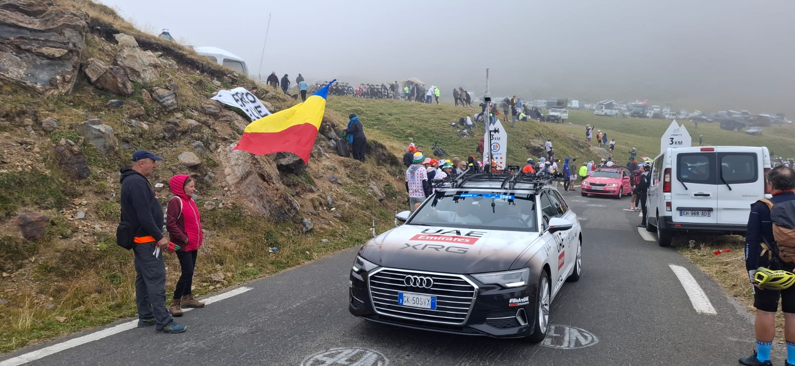 Românii care au dus tricolorul pe cățărările mitice din Turul Franței: „Ca să prindem un loc bun pe Tourmalet, ne-am sculat la 3.30”