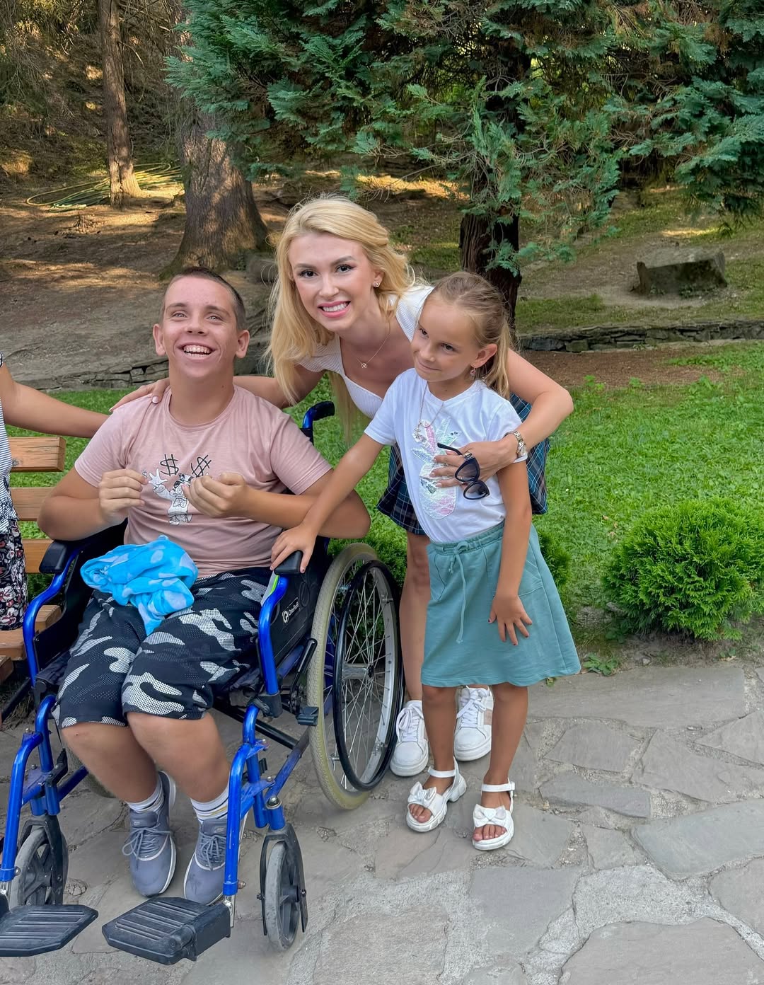 Cum a apărut Andreea Bălan îmbrăcată la Mănăstirea Prislop. Artista a mers în fustă mini să se roage la mormântul lui Arsenie Boca