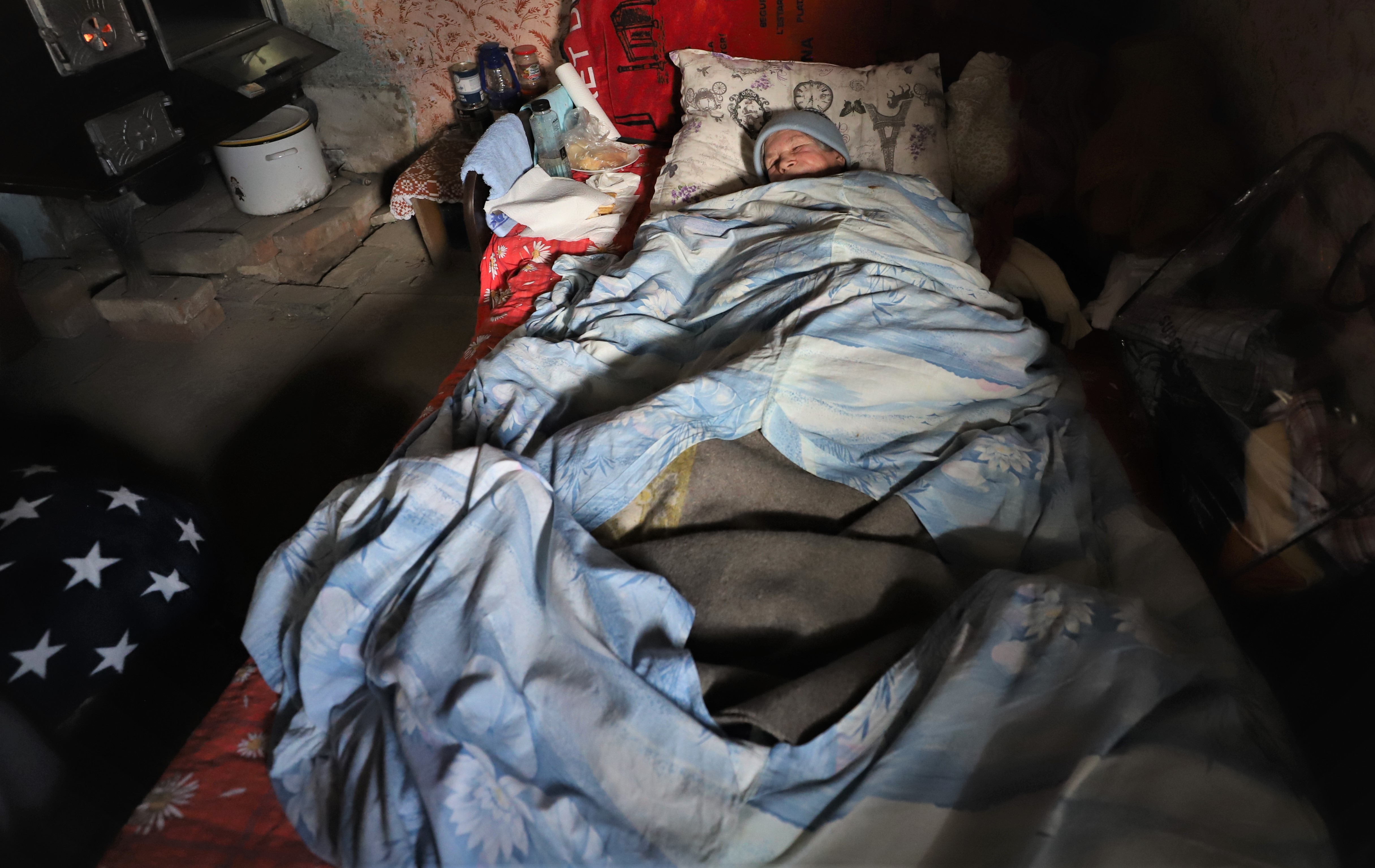 REPORTAJ. La 26 de ani, Andrei veghează la căpătâiul mamei căzute la pat. S-a împrumutat 700 de lei ca să ia o ușă pentru casa lor care stă să cadă: „Muncesc să am grija ei! N-o s-o părăsesc niciodată!”
