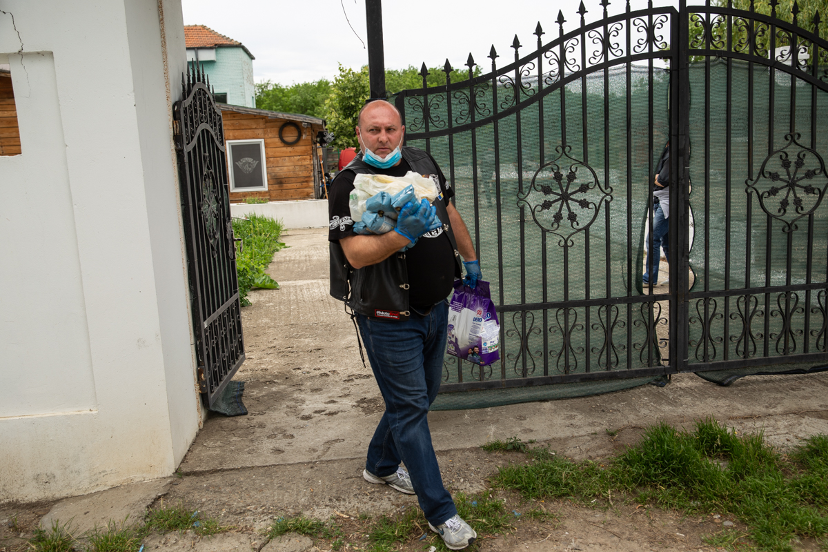 Clubul de bikeri din Bârlad a devenit bucătărie de campanie. În pandemie, rockerii au lăsat motoarele și s-au apucat de gătit pentru săraci