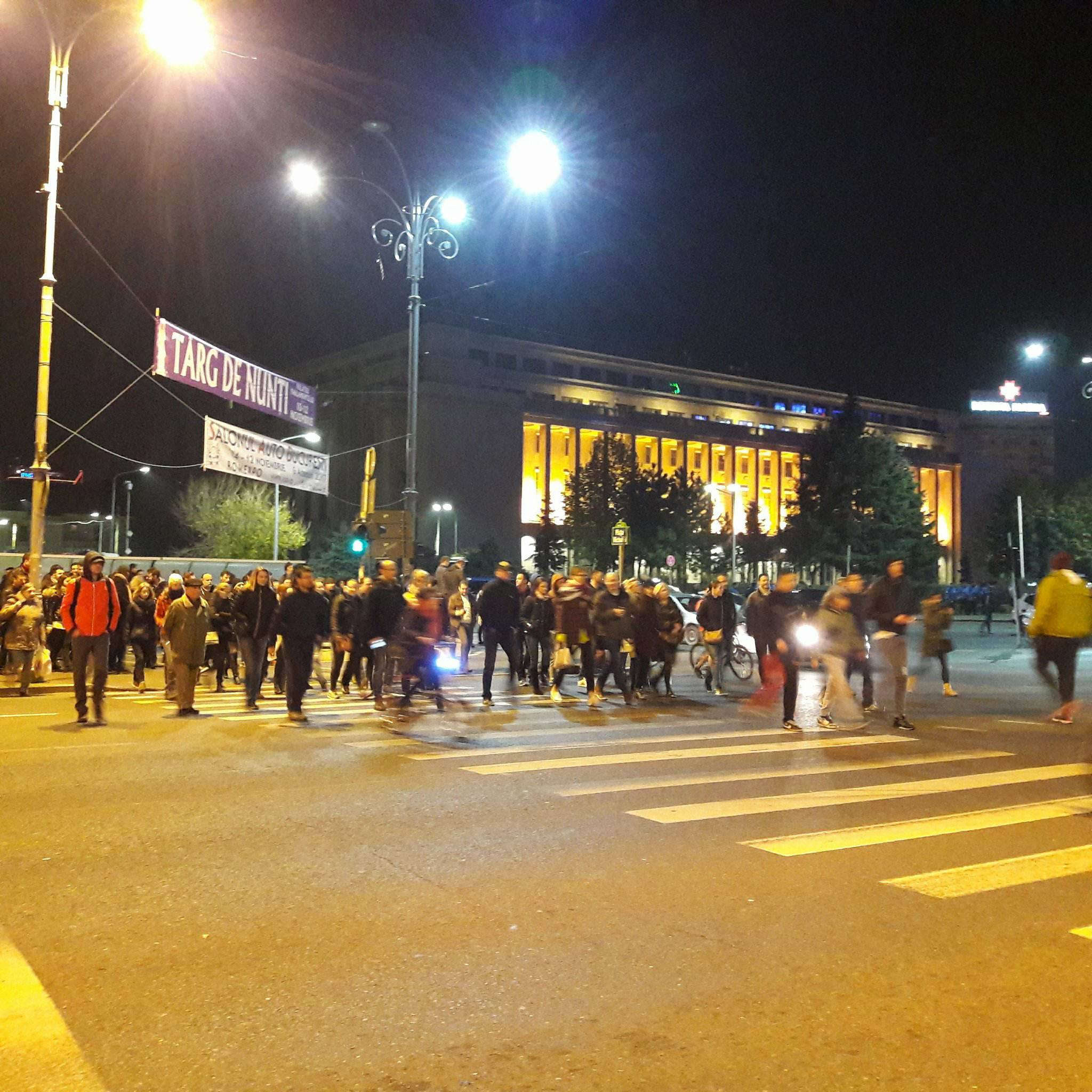 FOTO&VIDEO/ Protest în Capitală. 20.000 de oameni au participat la un marș din fața Guvernului până la Palatul Parlamenului