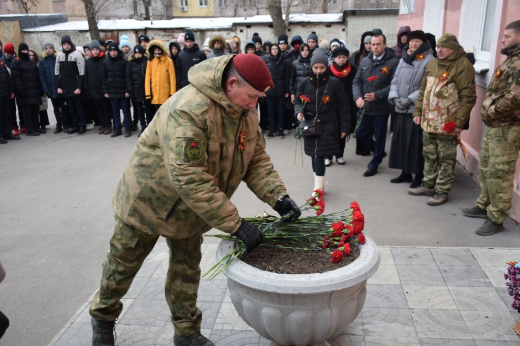 Lecțiile patriotice din Rusia le arată elevilor cum criminalii sunt, de fapt, eroi de război. Un ucigaș recrutat de Wagner are placă memorială pe fațada școlii