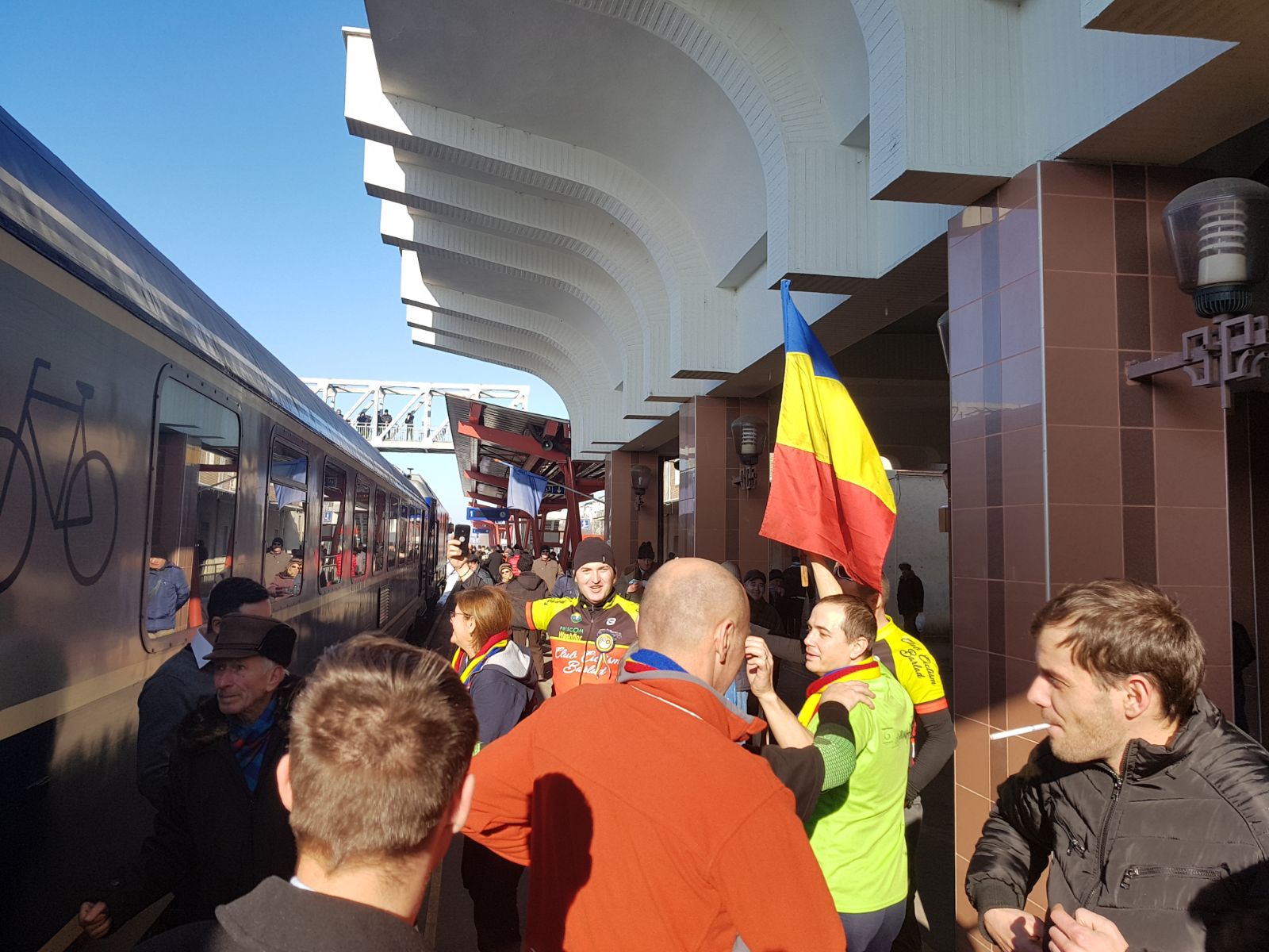 VIDEO REPORTAJ - Părinți, bunici și nepoți au întâmpinat ”Trenul Unirii” în gara Vaslui. Au încins hore și-au cântat la unison
