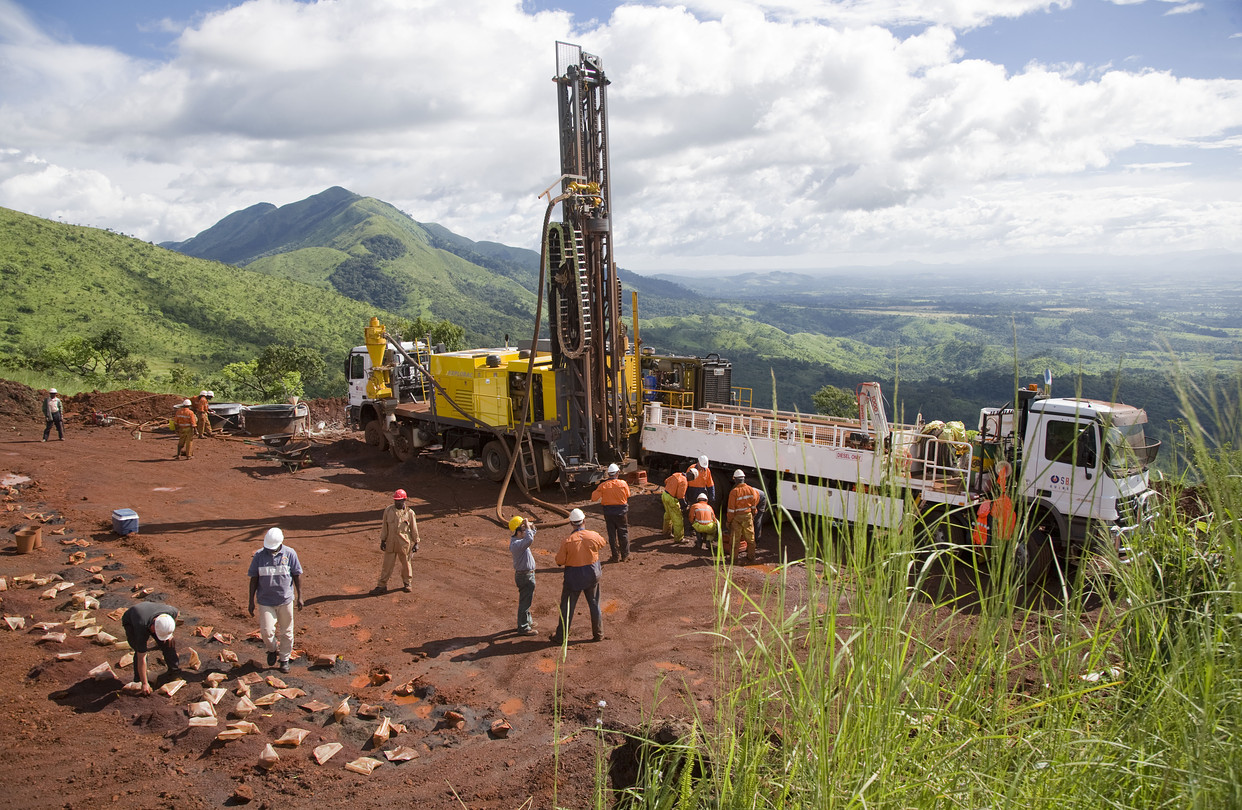 The project has been shaped by decades of political upheaval, legal battles, and ownership disputes, leaving the world’s largest untapped iron ore deposit largely dormant