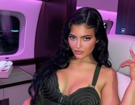 Kylie Jenner a dezvăluit numele medicului estetician la care apelează. Detalii despre operația de implant mamar