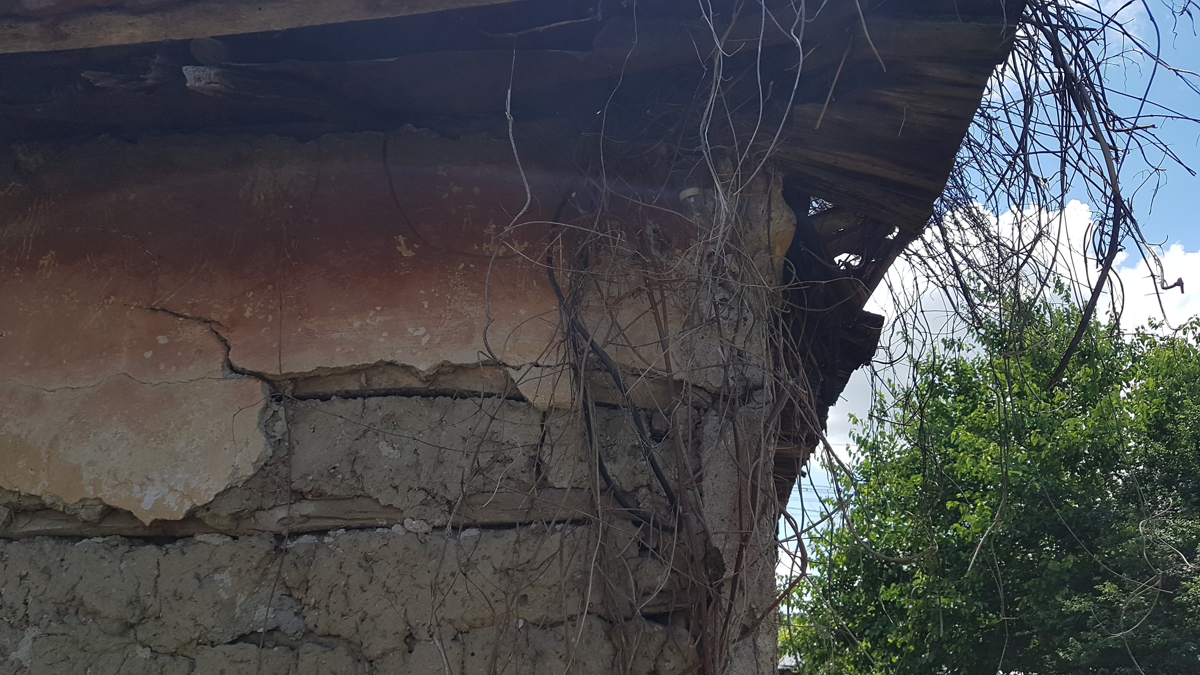 Darul unor săteni din Dâmbovița și al unei asociații pentru un bărbat invalid, cu un fiu bolnav, care trăiește din 142 de lei pe lună: îi vor reconstrui casa
