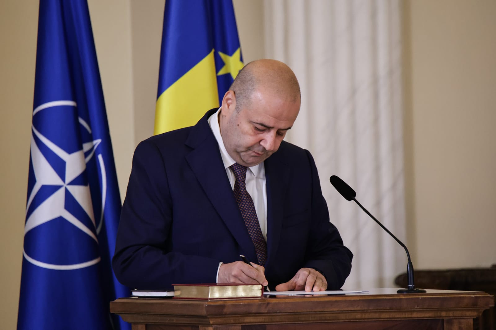 Trei noi judecători la CCR. Dacian Dragoş, Csaba Asztalos şi Mihai Busuioc au depus jurământul la Cotroceni. Cine sunt cei 9 judecători ai Curții