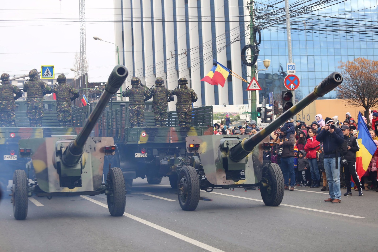 GALERIE FOTO/ Mii de timișoreni au înfruntat frigul să vadă parada militară. Și aici oamenii au huiduit discursul transmis de Viorica Dăncilă