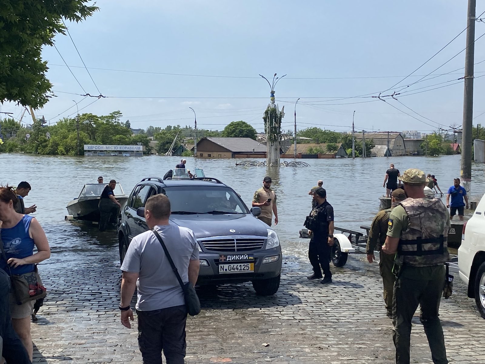 EXCLUSIV. Voluntar ucrainean vorbește pentru publicul Libertatea din mijlocul inundațiilor: „Rușii au bombardat centrul de evacuare, abia plecasem de acolo”