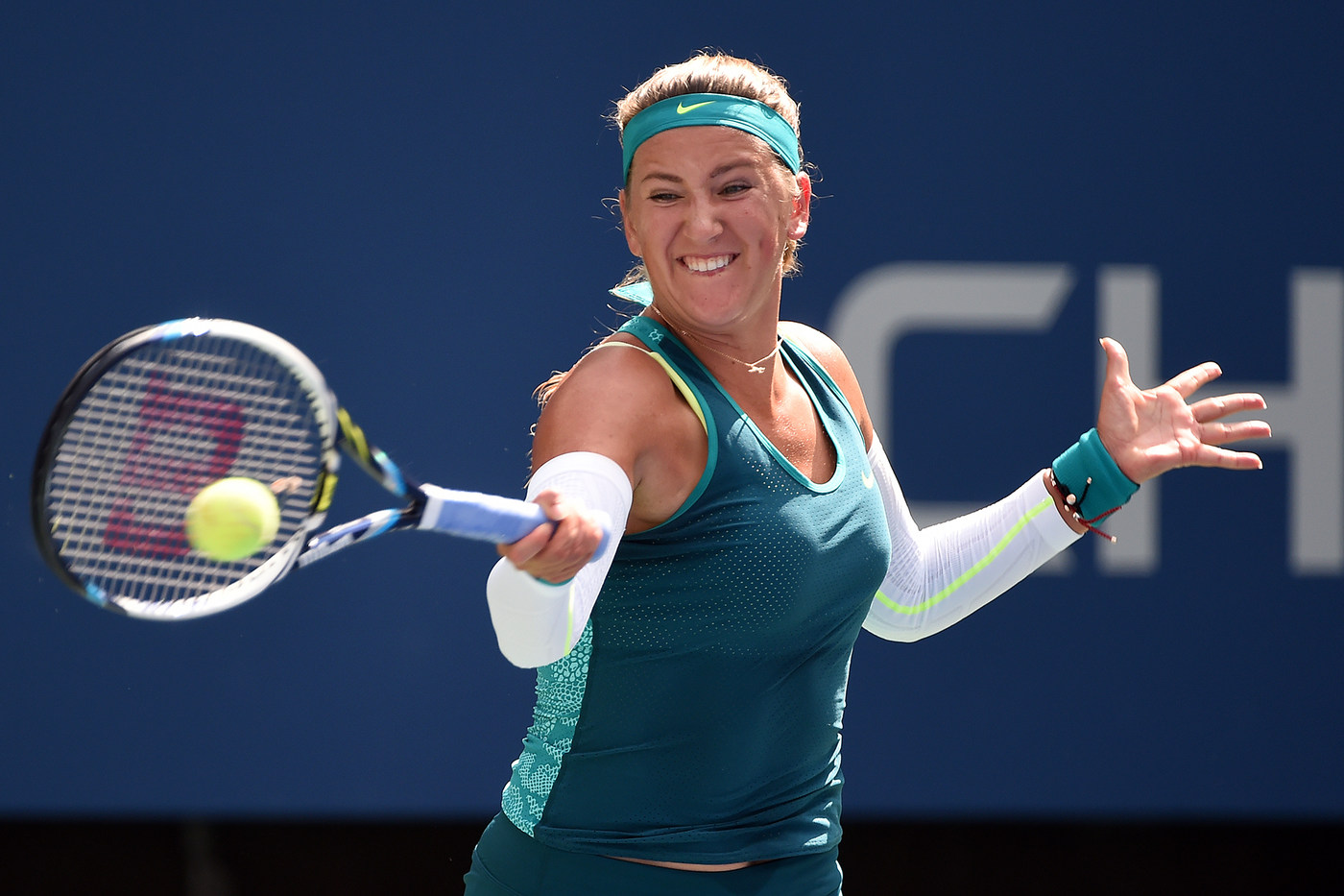 Superperformanţă realizată de Simona Halep, care a învins-o pe Victoria Azarenka, în trei seturi, şi s-a calificat în semifinalele de la US Open. Românca a condus ostilităţile în primul set, l-a cedat pe cel secund, dar a fost formidabilă în decisiv. Meciul a fost întrerupt o oră în ultimul act din cauza ploii. Simona a egalat performanţa Irinei Spârlea din 1997 / LIVE BLOG & SUPERGALERIE FOTO
