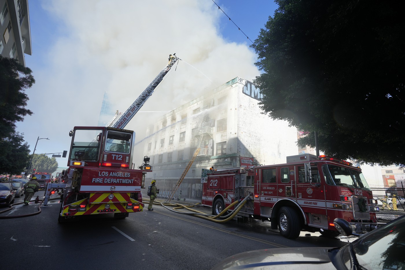 Un incendiu masiv a mistuit Hotelul Morrison din Los Angeles, făcut celebru de albumul trupei The Doors 