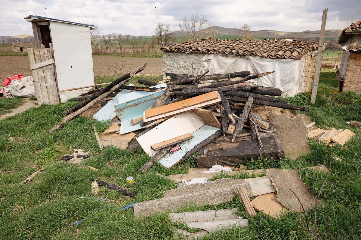 Un polițist din Tulcea a mobilizat oamenii să ridice o casă pentru o familie rămasă pe drumuri după un incendiu