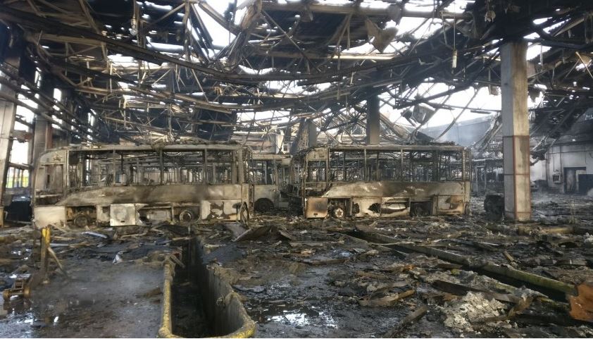Incendiul violent la societatea de transport public din Tulcea a fost stins. „Pagubele sunt foarte mari” | FOTO&VIDEO