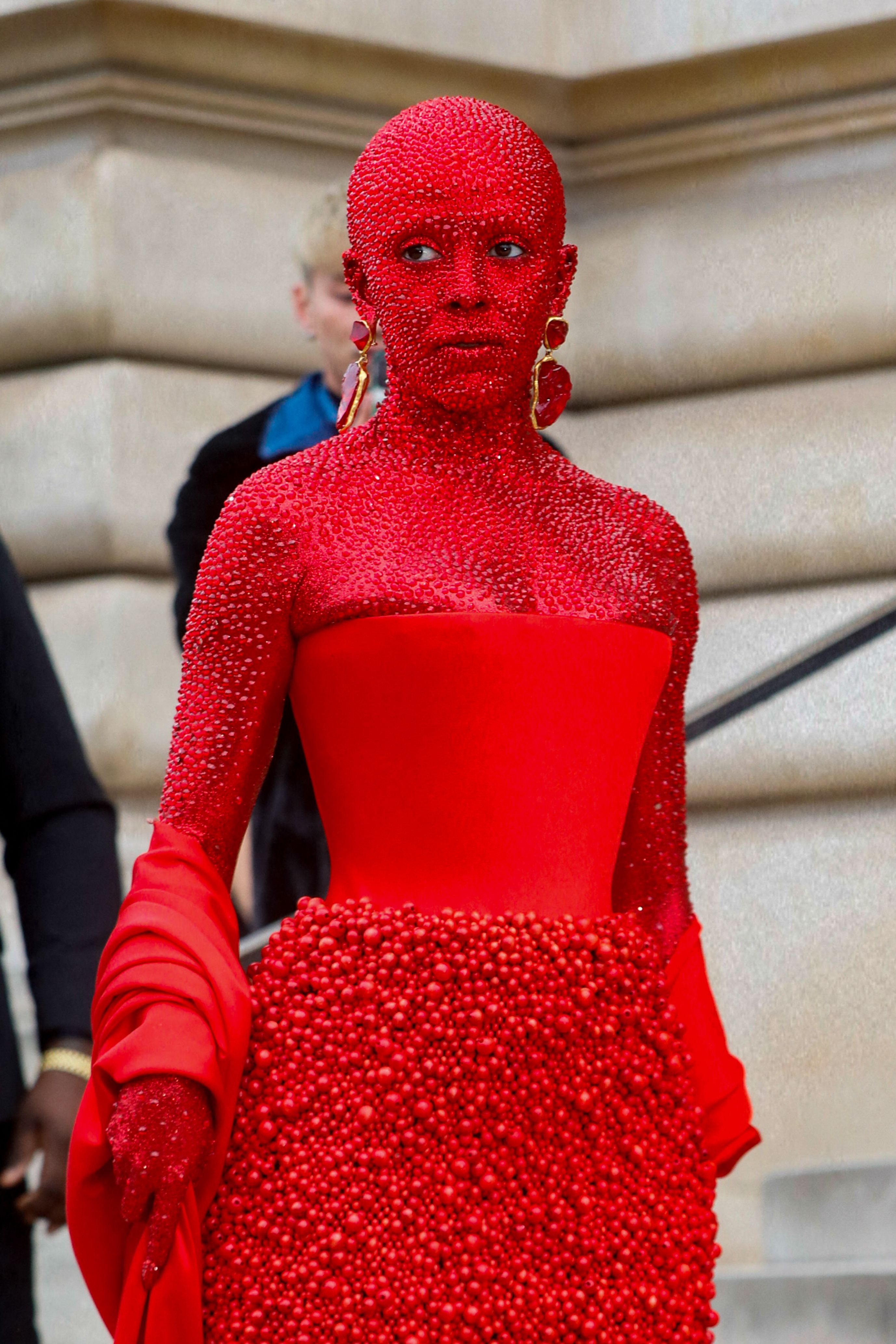 Doja Cat, apariție controversată la Paris Fashion Week. Și-a acoperit corpul cu peste 30.000 de cristale Swarovski