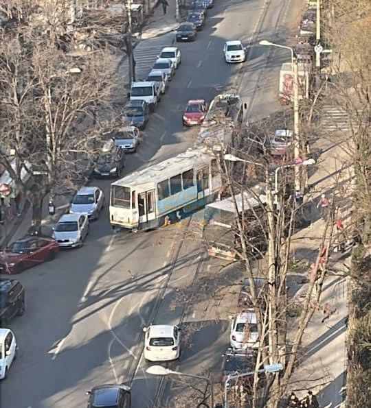 Un tramvai a deraiat în zona Baicului din Bucureşti şi a lovit cinci maşini. FOTO