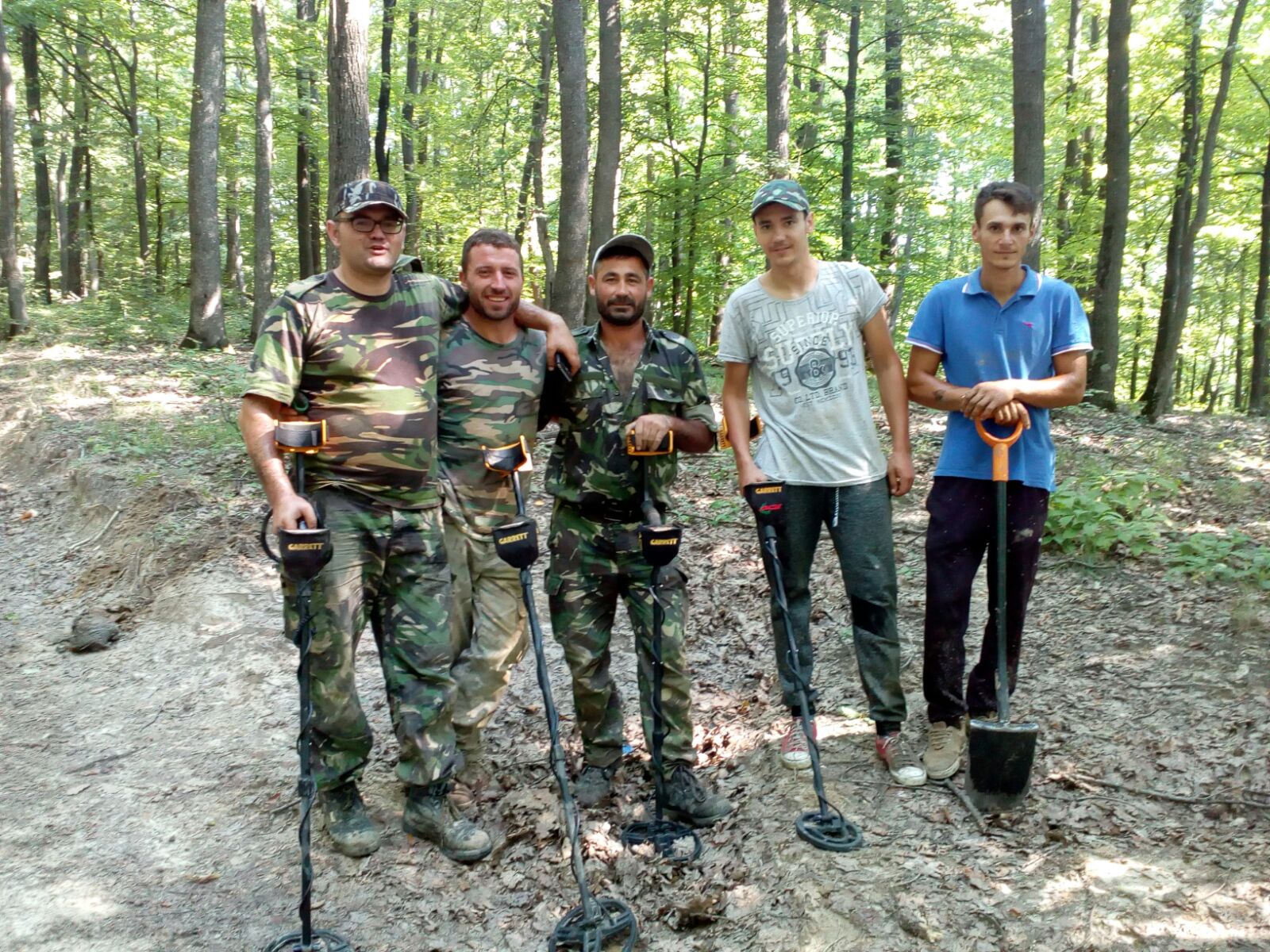 FOTO/ Căutatorul de comori din Vrancea care a găsit grenade și cartușe zilele trecute a descoperit luni un adevărat arsenal