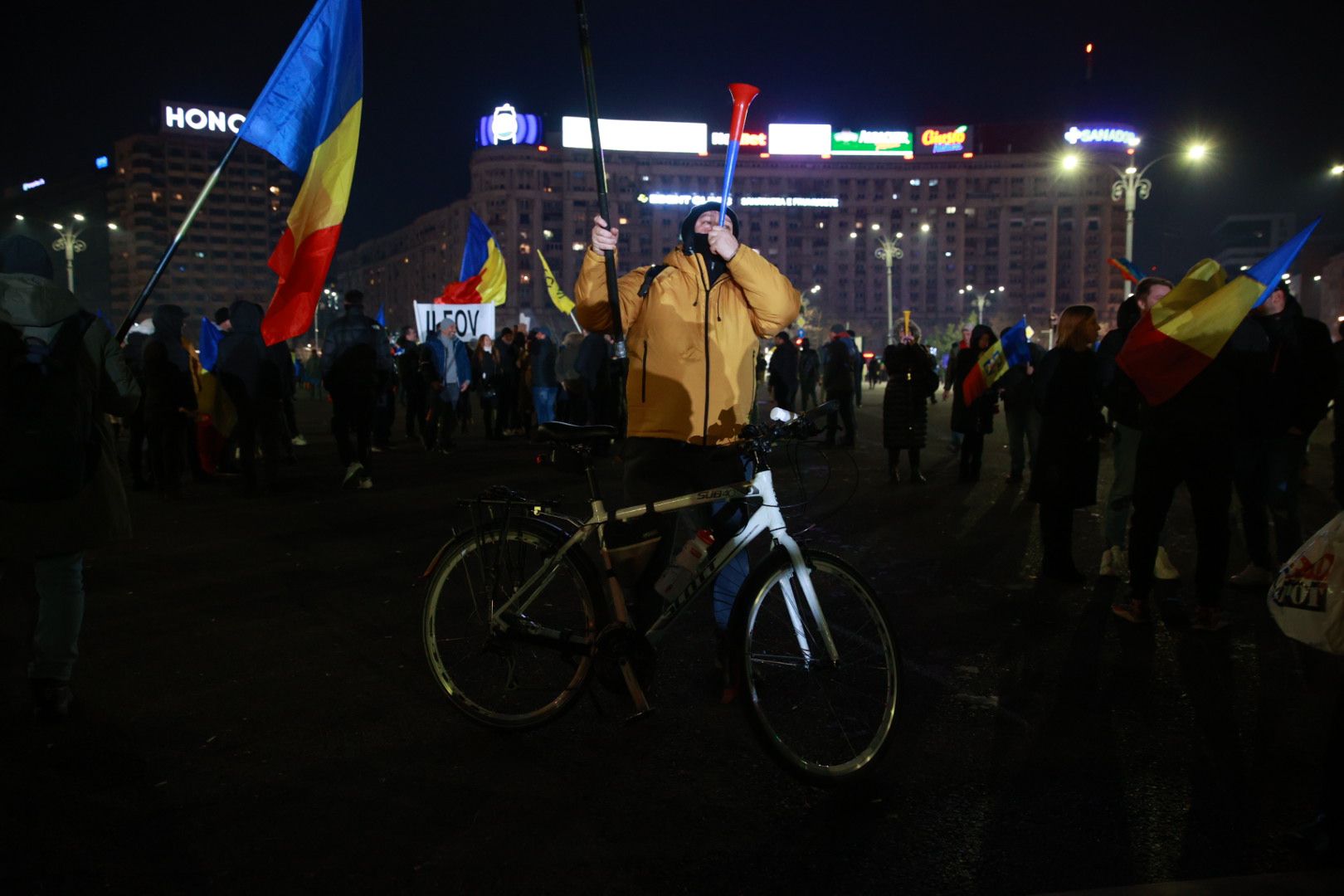 LIVE TEXT: Zeci de mii de oameni la protestul organizat de AUR în București. Mai mulți protestatari aveau asupra lor cuţite, bricege și substanţe interzise