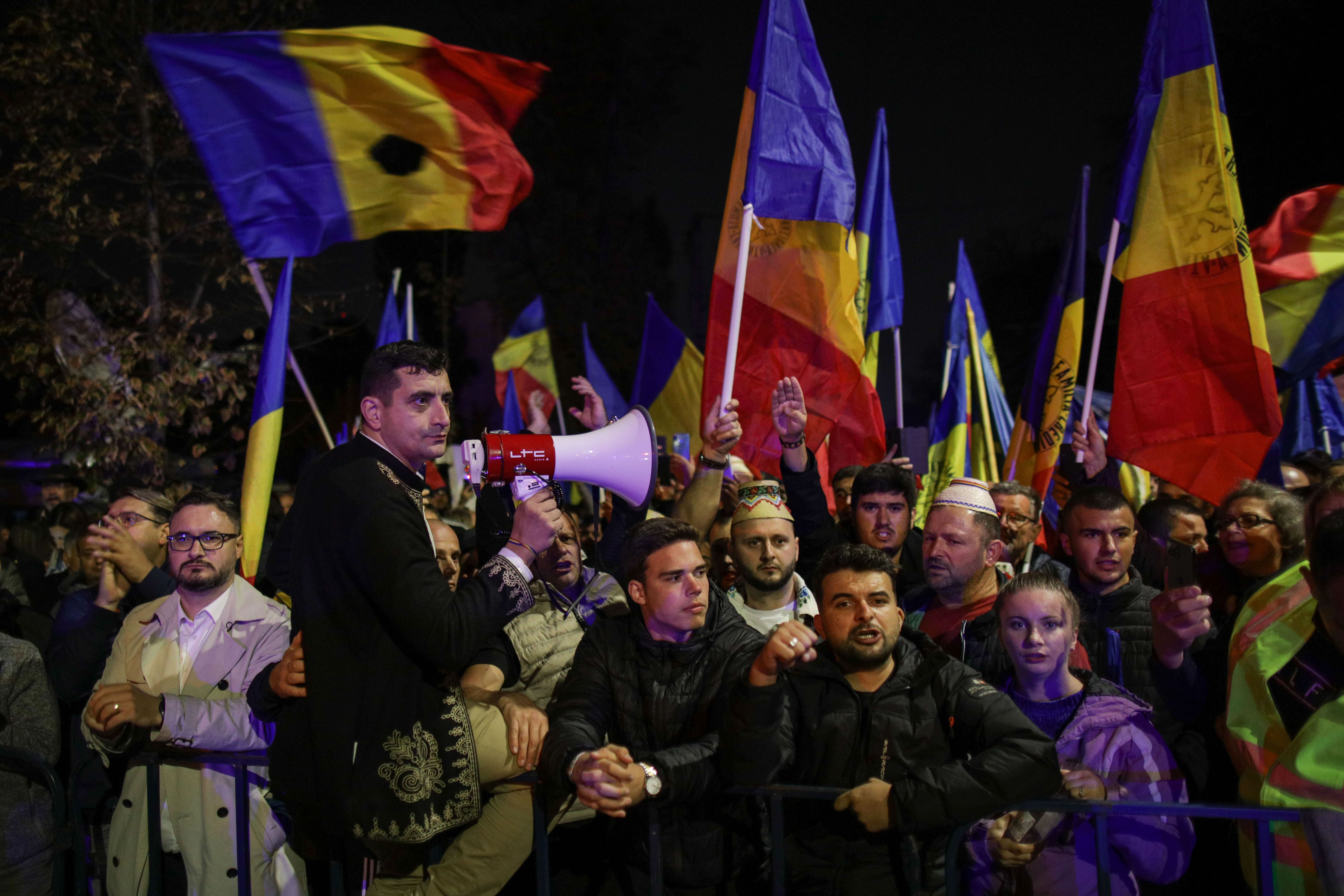 Mii de oameni, la protestul anti-restricții din București. Liderii AUR și senatoarea Șoșoacă, printre manifestanți