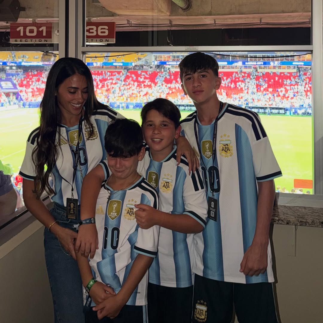 Imagini rare cu familia lui Messi. Soția și copiii îl susțin la fiecare meci: „Ce privilegiu este să te văd făcând istorie