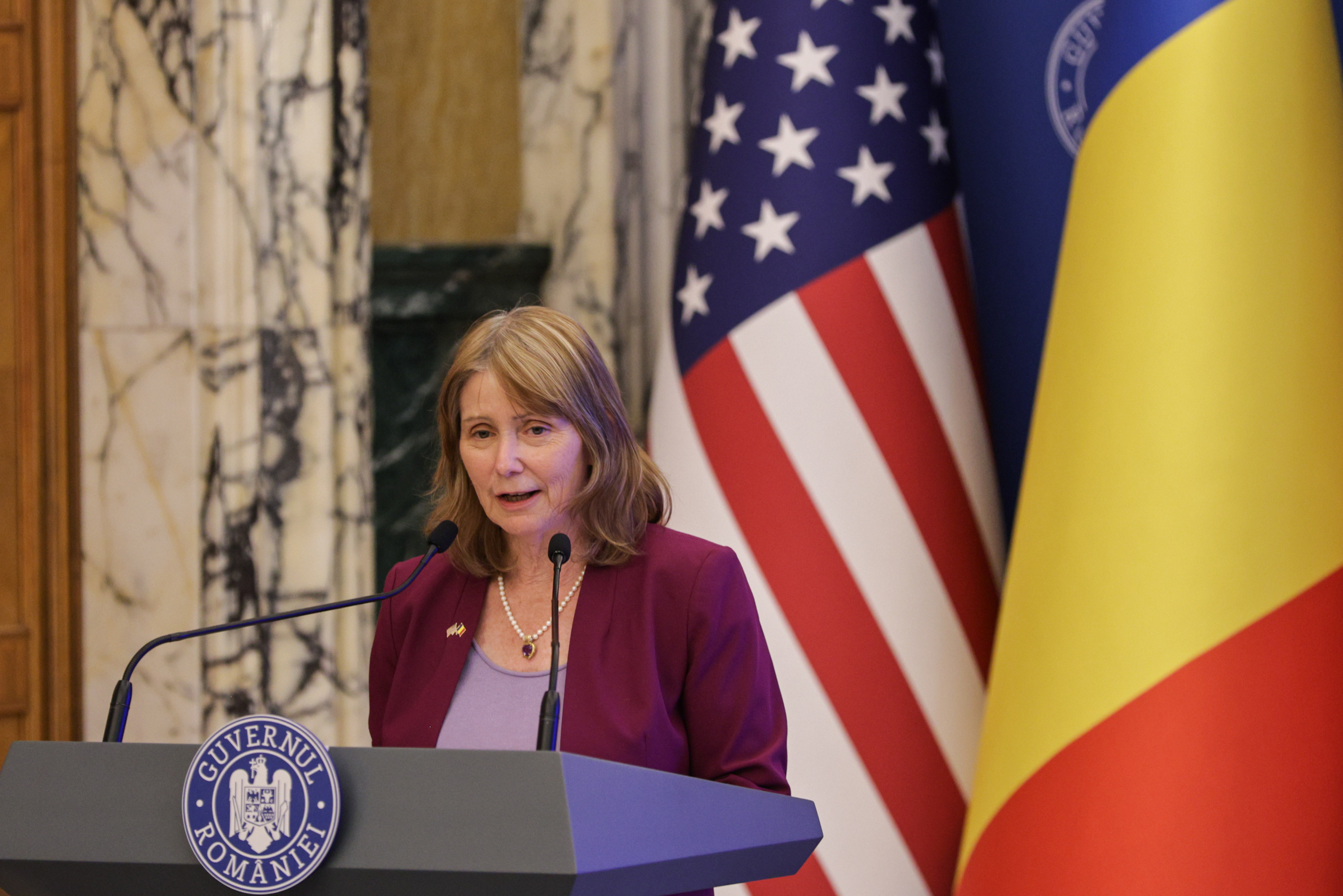 Românii pot călători în SUA fără vize din 31 martie. Decizia, oficializată de Marcel Ciolacu, ambasadoarea SUA și Hagi: „Un moment istoric”