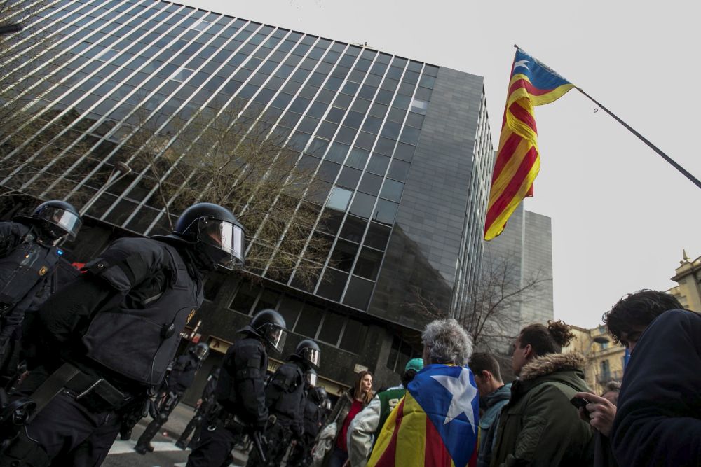 Proteste în Barcelona după arestarea lui Carles Puigdemont. Mii de persoane au ieşit în stradă