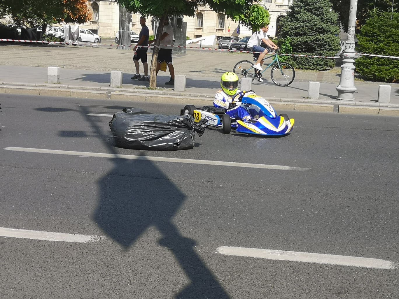 De ce au apărut pe pista de karting „saci de gunoi” pe post de obstacole? „Am vrut ceva mai estetic, dar nu am găsit”