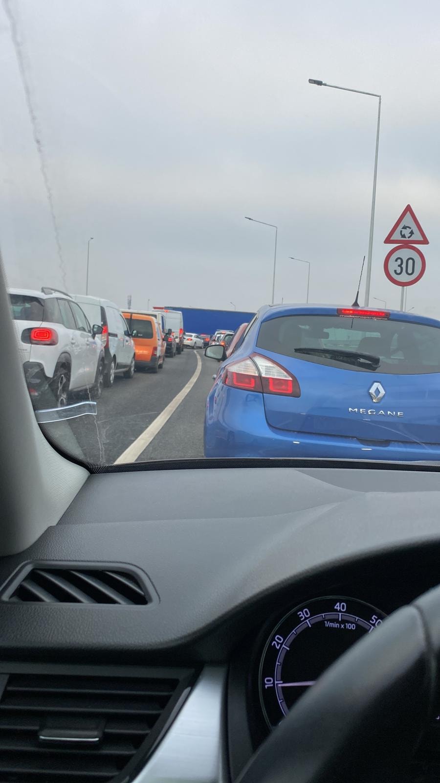 Pasajul Domnești, inaugurat vineri, blocat complet luni dimineață: „2 km, 55 de minute. E clar, mai trebuie încă unul!”