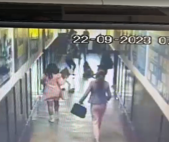 Elevă din Mioveni, izbită de perete și lovită cu picioarele de un coleg, pe holul liceului. A ajuns la spital cu maxilarul fracturat
