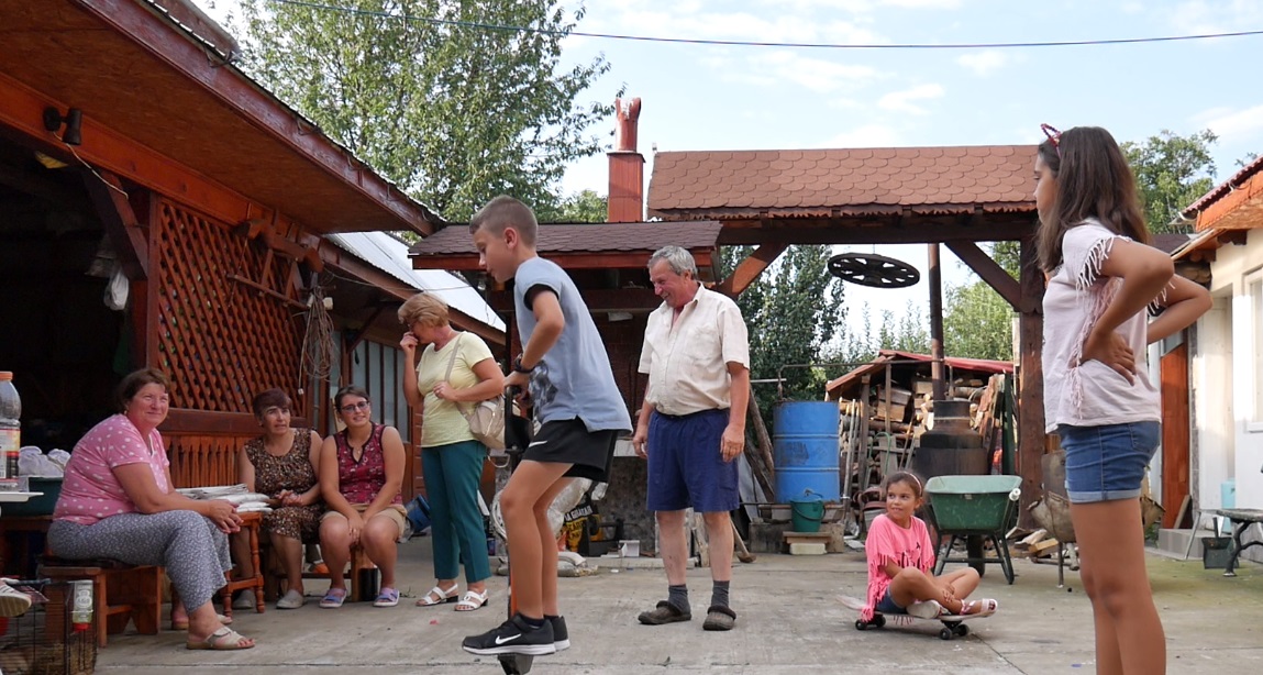 VIDEO. Întoarcerea acasă. Au revenit la Humulești după 12 ani de Anglia: „Vrem să ne creștem copiii românește”