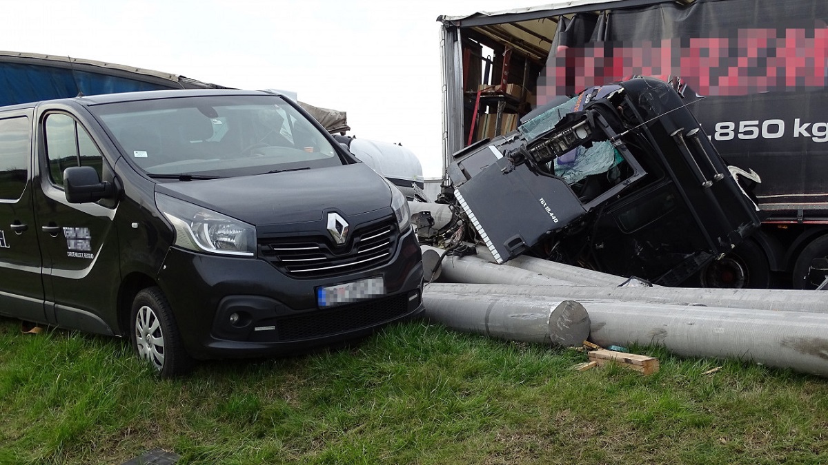 Șofer român de TIR ucis de stâlpii uriași de beton pe care-i transporta și care au smuls cabina de pe șasiu, pe o autostradă din Ungaria