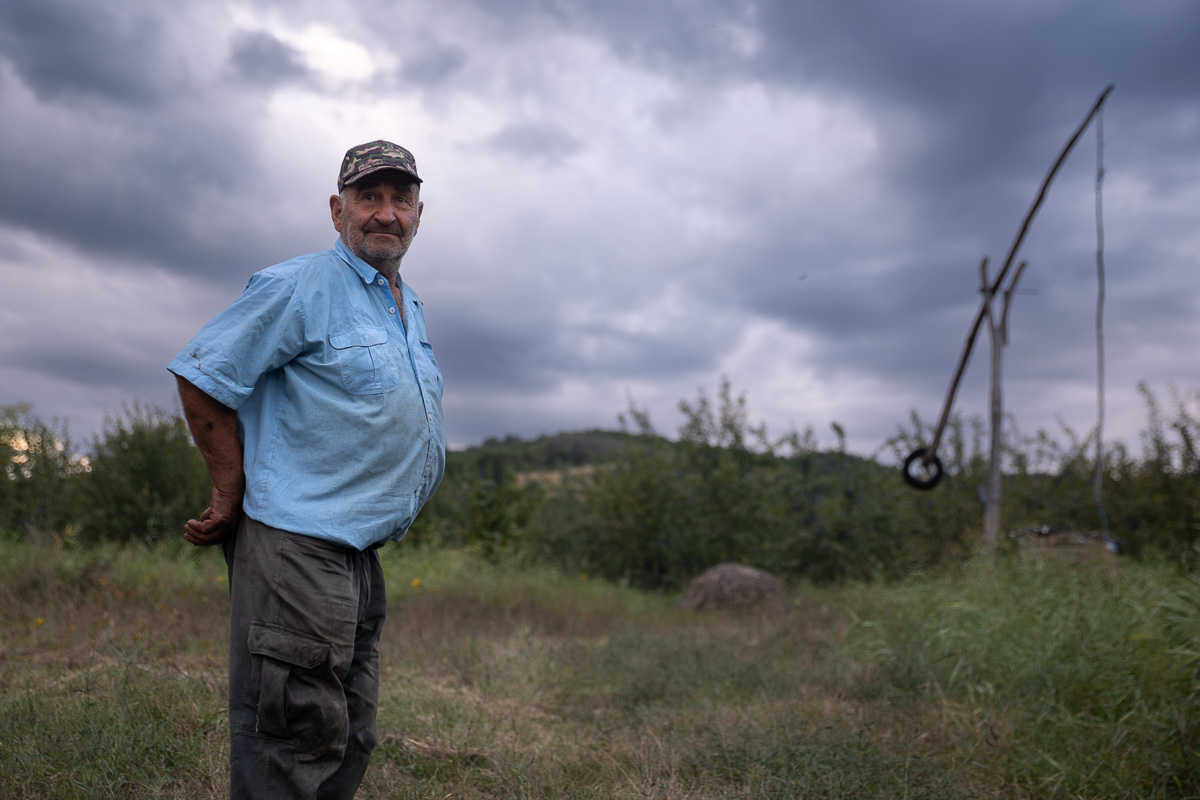 Unde se duc prunele din Coca-Antimirești, Buzău, când se coc: „La porci. Cerbii mănâncă de trosnesc. Vin urșii, mistreții. N-avem unde vinde”
