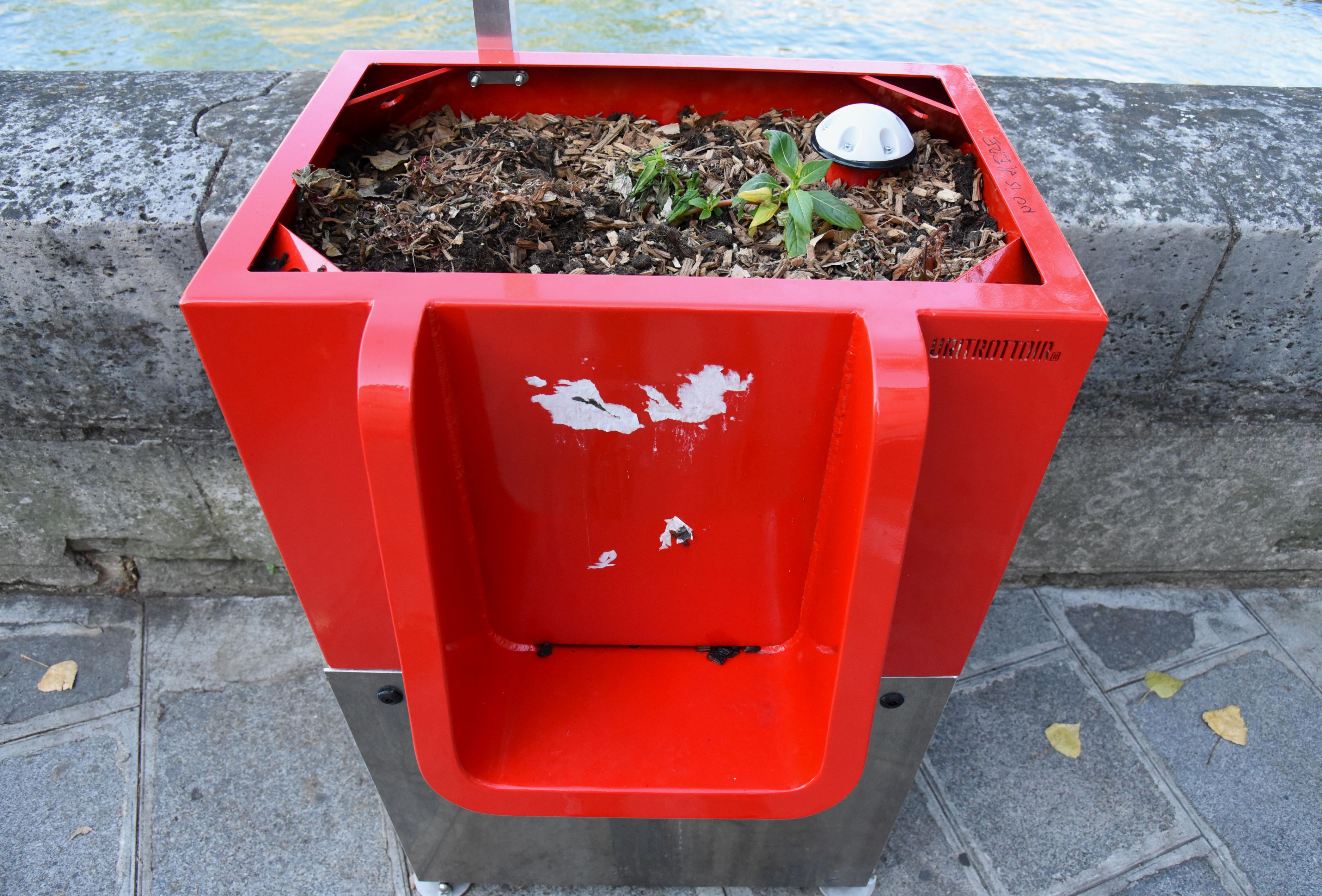 FOTO | Parisul a instalat mai multe pisoare publice, iar localnicii sunt revoltați