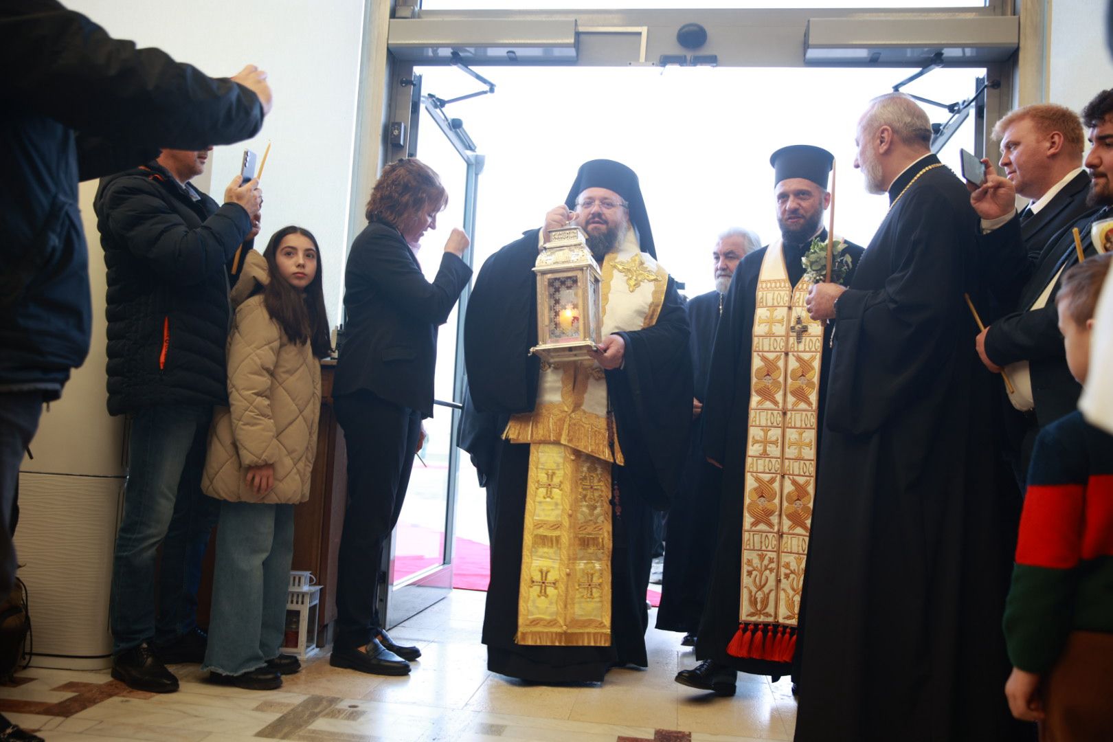 Sfânta Lumină de la Ierusalim a ajuns în România: „Este semnul că iubirea lui Dumnezeu nu moare niciodată”