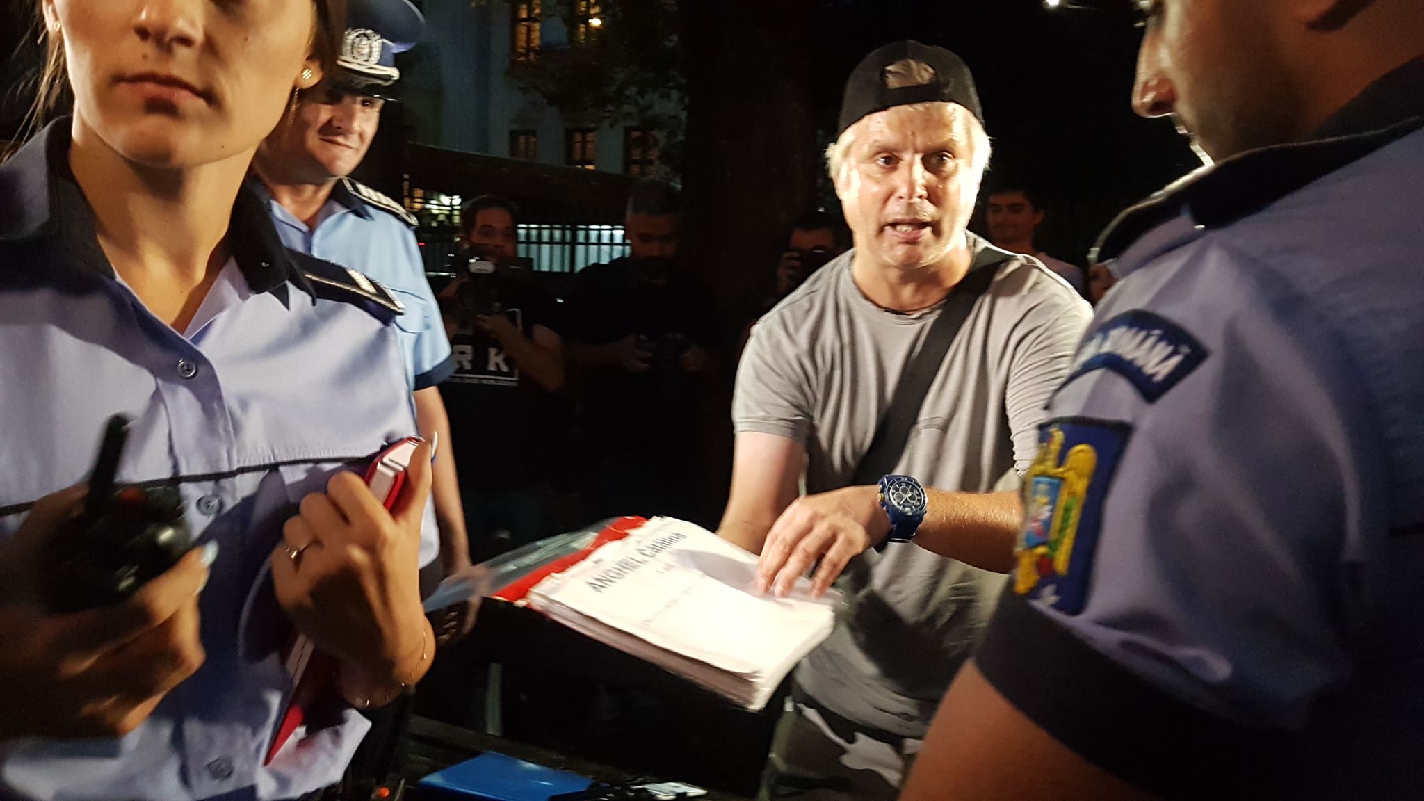 VIDEO | Protestatarul Marian Moroșanu, zis Ceaușescu, a fost încătușat în fața sediului PSD! „Mi-e rău, m-ai apăsat pe inimă!”