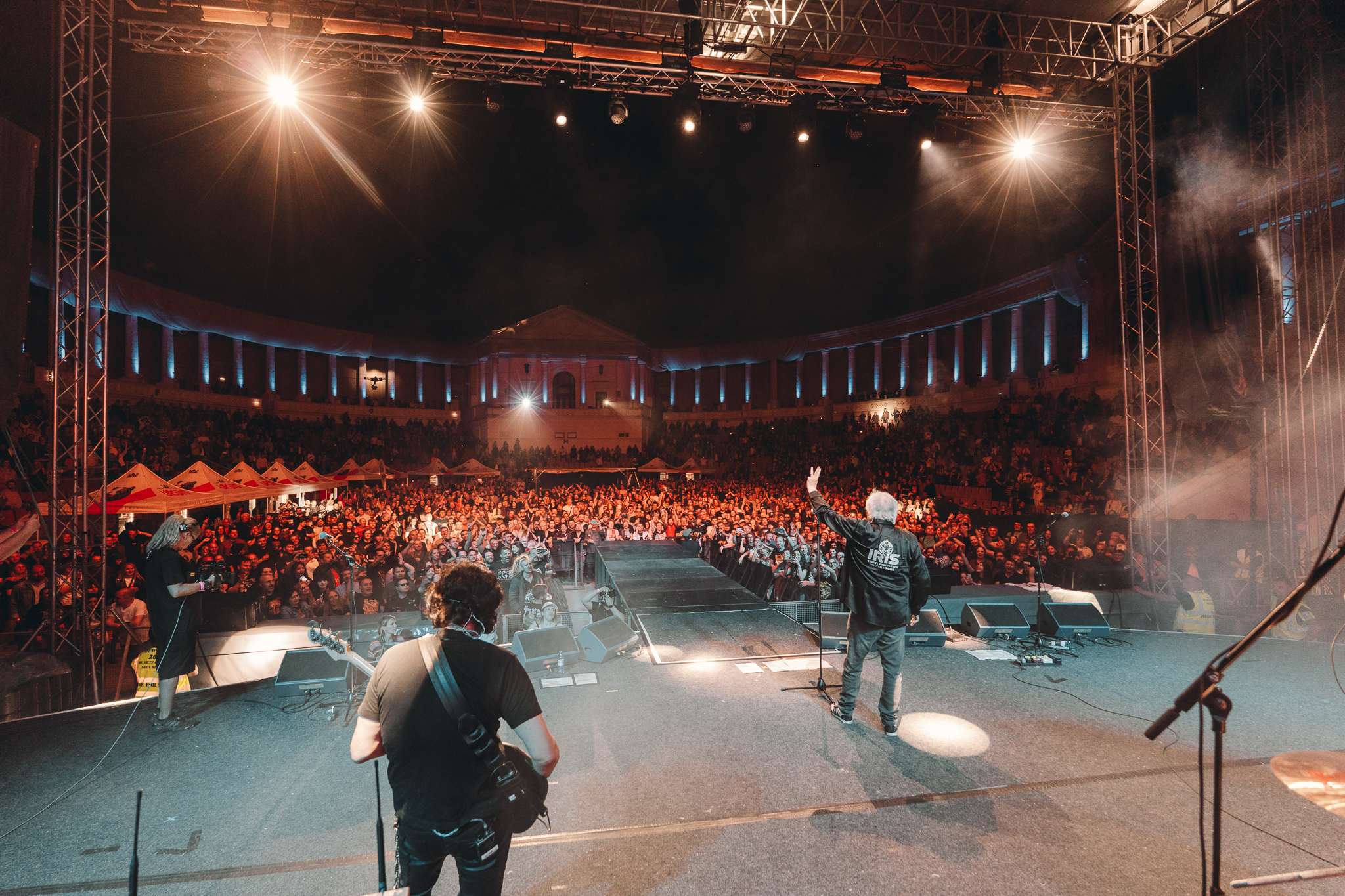 Cristi Minculescu, în genunchi pe scena de la Arenele Romane din București. Cum a apărut artistul în fața fanilor