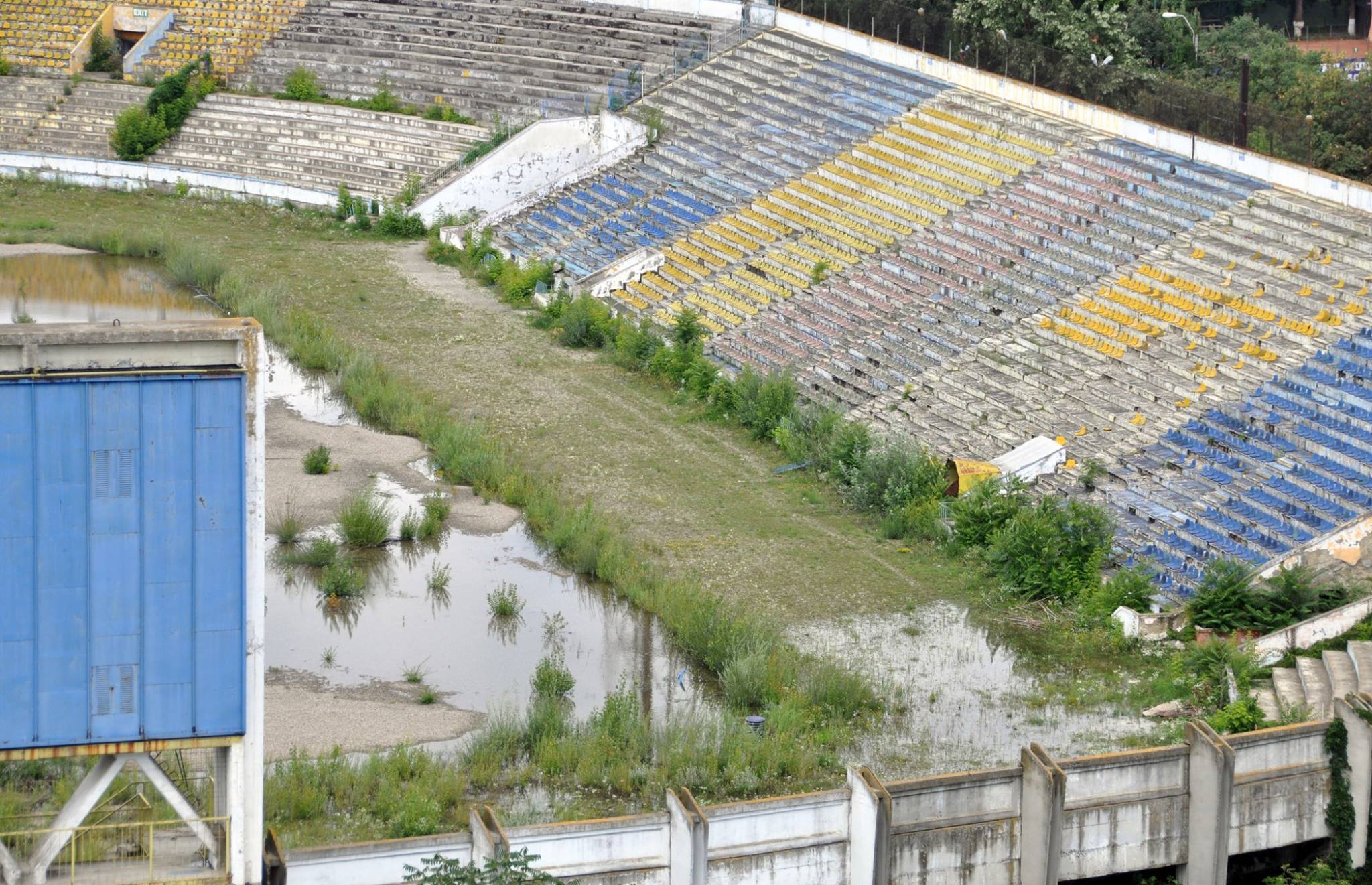 Stadionul din Bacău, orașul în care s-a născut șeful FRF, arată ca după bombardament / GALERIE FOTO