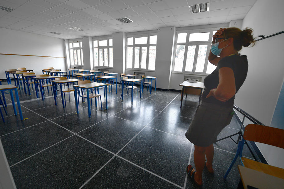 Școala începe în Italia cu 5.000 de clase nou create, 5.000 de clase vechi mărite şi purtarea obligatorie a măştii
