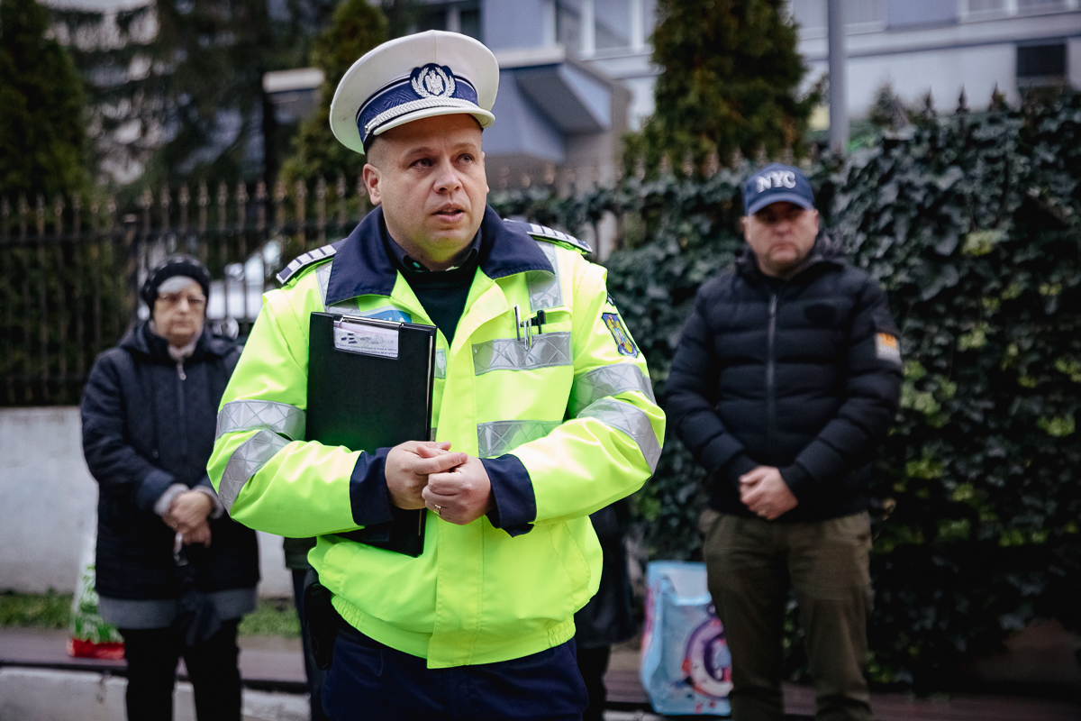 REPORTAJ. Victimele accidentelor auto au fost comemorate, la Bârlad, cu preot şi poliţişti: „Să nu mai avem asfalt însângerat!”