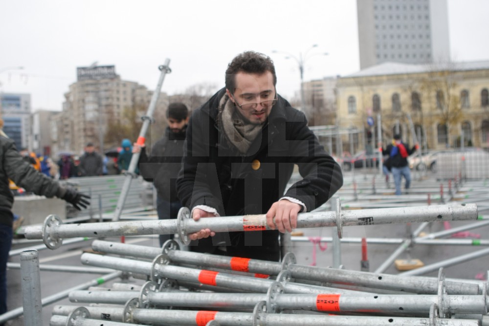 UPDATE. Protest și incidente în Piața Victoriei. Anchetă MAI după împiedicarea organizării târgului de Crăciun/ FOTO